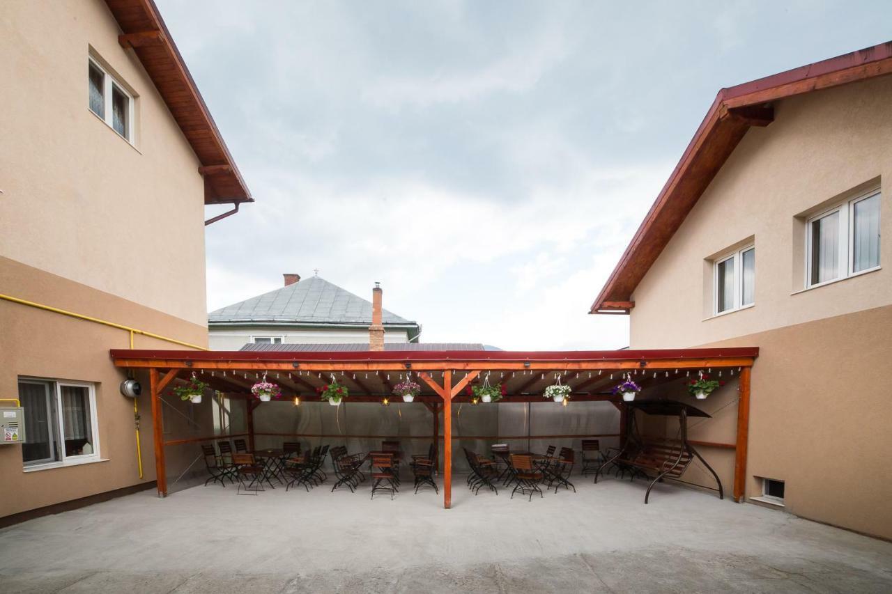 Hotel Casa Burduhos à Câmpulung Moldovenesc Extérieur photo