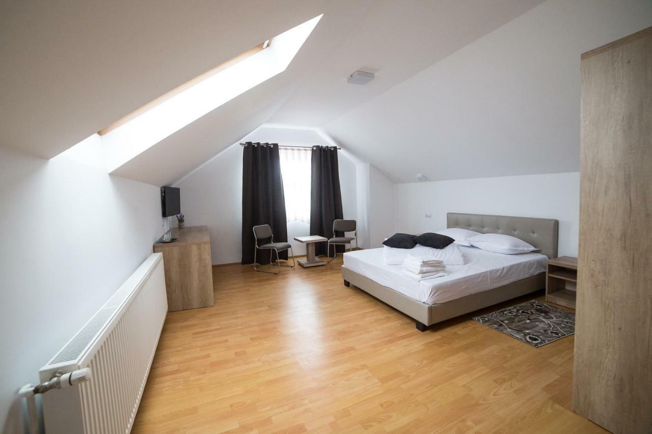Hotel Casa Burduhos à Câmpulung Moldovenesc Extérieur photo
