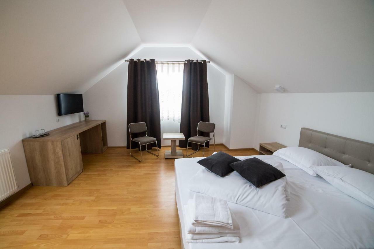 Hotel Casa Burduhos à Câmpulung Moldovenesc Extérieur photo