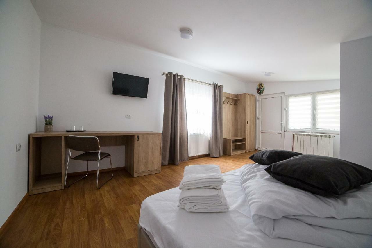 Hotel Casa Burduhos à Câmpulung Moldovenesc Extérieur photo