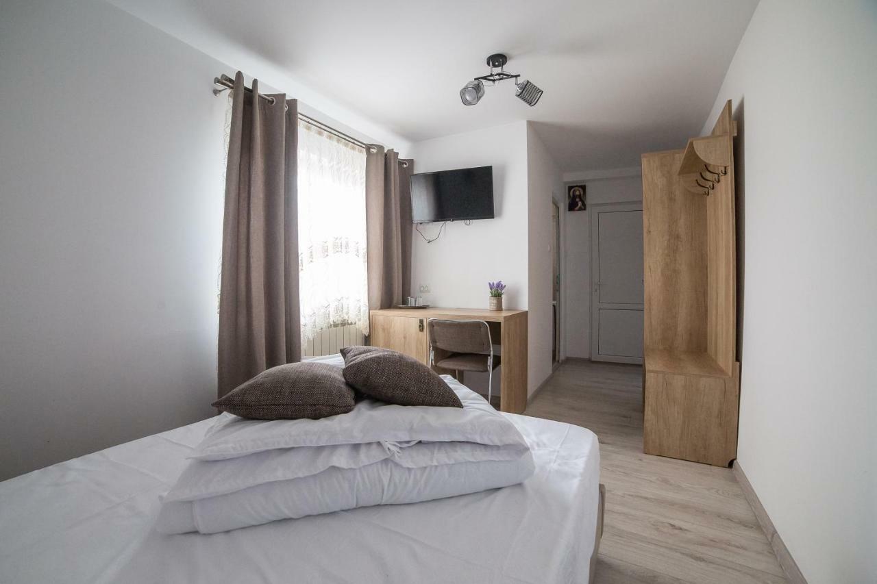Hotel Casa Burduhos à Câmpulung Moldovenesc Extérieur photo