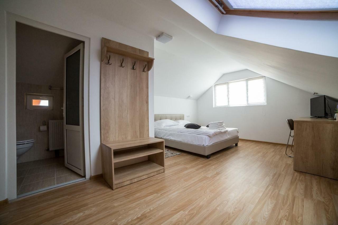 Hotel Casa Burduhos à Câmpulung Moldovenesc Extérieur photo