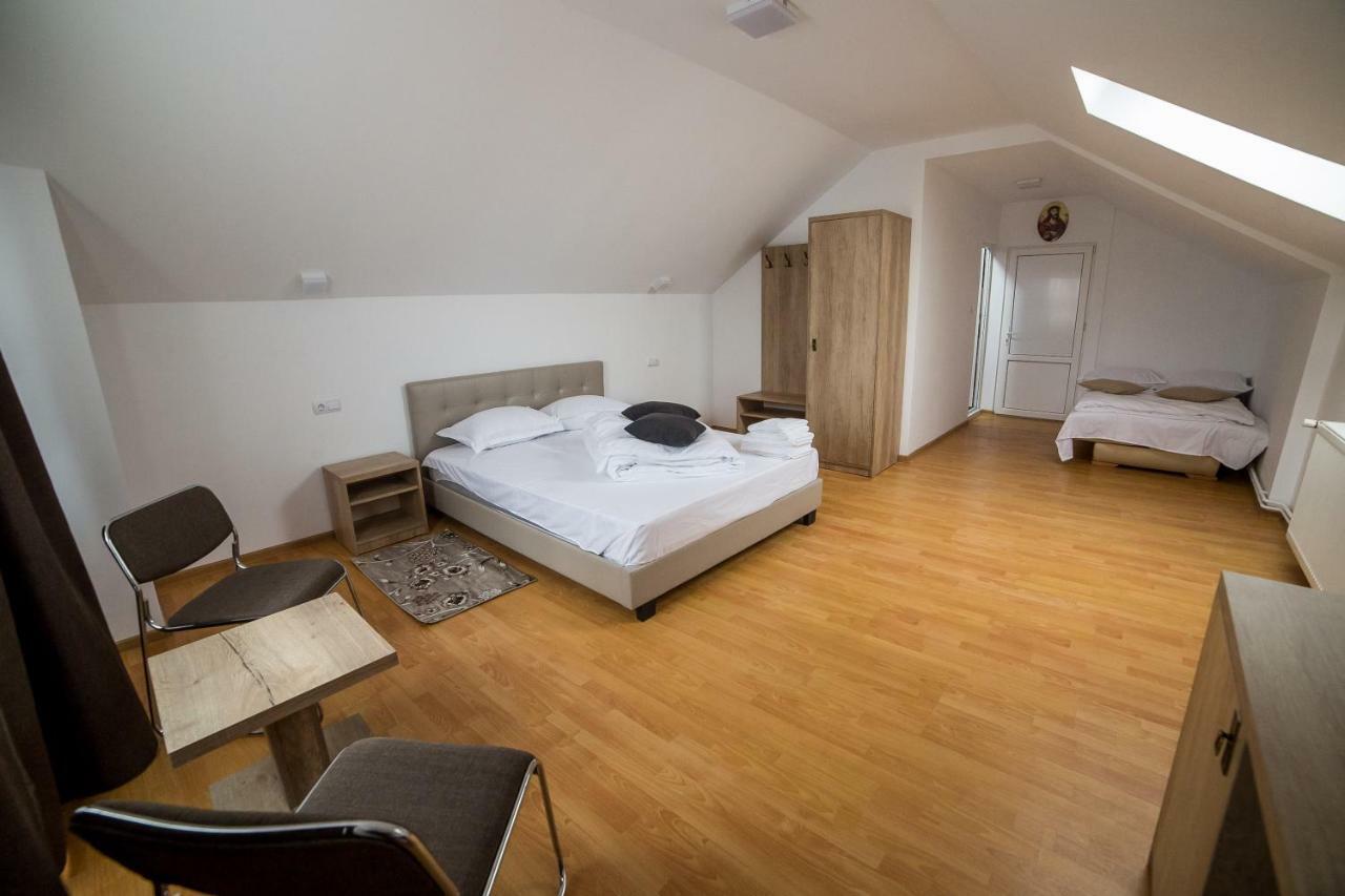 Hotel Casa Burduhos à Câmpulung Moldovenesc Extérieur photo
