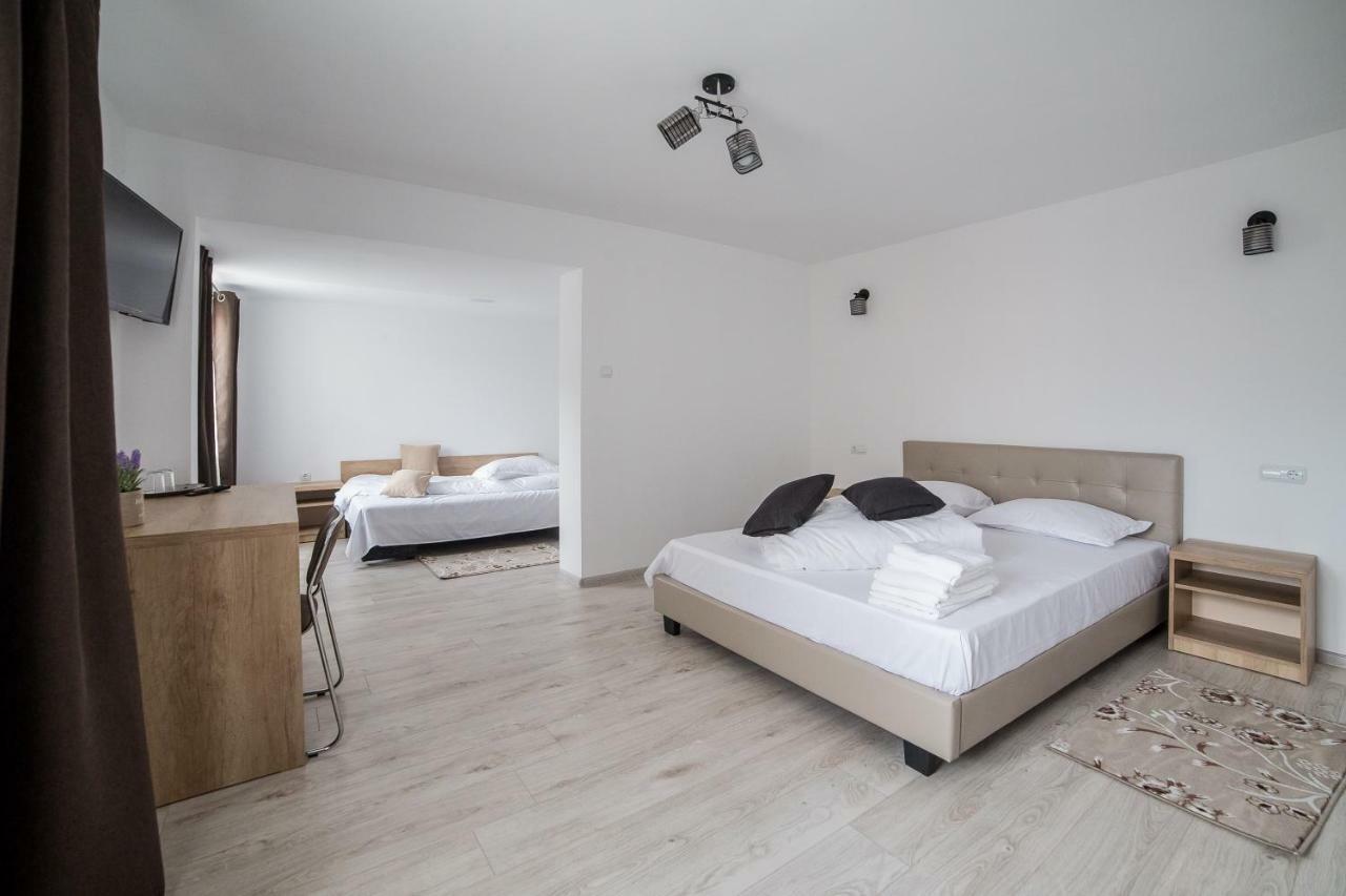 Hotel Casa Burduhos à Câmpulung Moldovenesc Extérieur photo